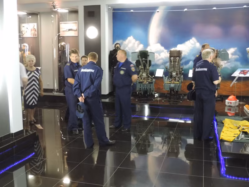 Xí nghiệp "Zvezda" chuyên phát triển các loại ghế phóng, mũ bảo hiểm, hệ thống oxy, và quần áo kháng áp cho tất cả các loại máy baycủa Liên Xô và phù hợp với quân đội Nga cũng như cho các phi hành gia trên các tàu vũ trụ. Nguồn ảnh: mosoblspas.ru