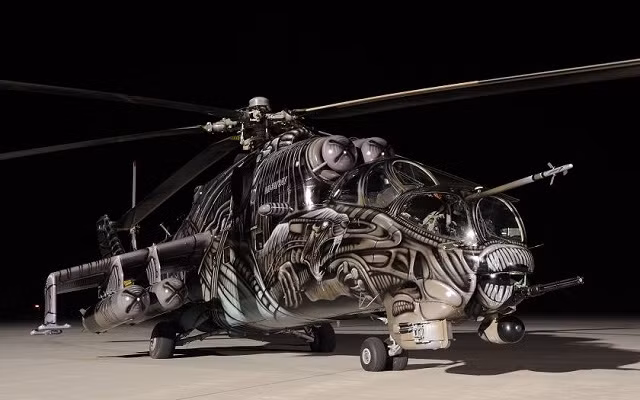 Màu sơn cực kỳ ấn tượng và làm cho người nhìn không còn nhận ra đó là một trực thăng Mi-24 mà giống như một cỗ máy hủy diệt từ bên ngoài trái đất. Ảnh: Armyweb