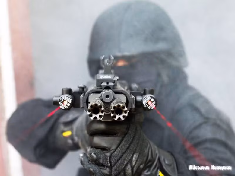 Súng có các thanh pincatinny ở cả bốn mặt ốp nòng súng cho phép gắn các phụ kiện chiến đấu khi cần thiết. Trong ảnh súng đang được gắn đèn chỉ thị mục tiêu laser. Nguồn ảnh: Військова панорама