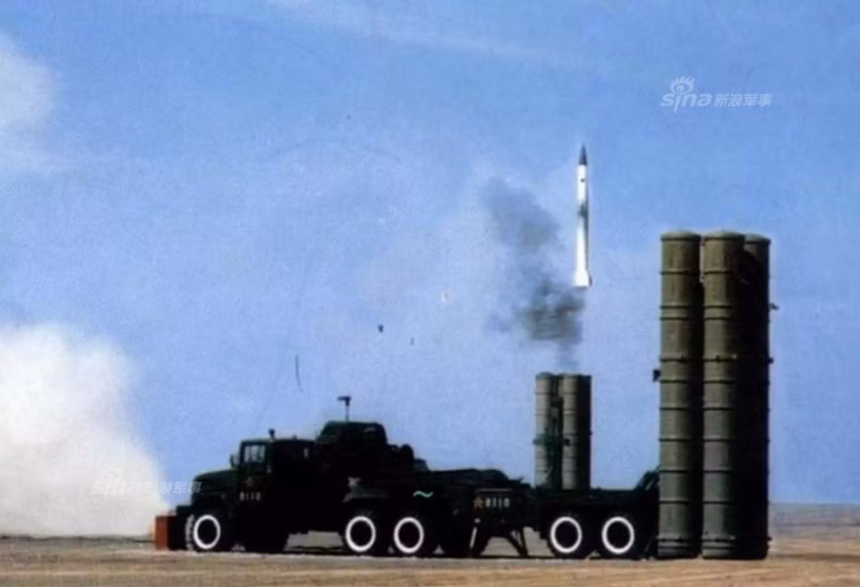 Lúc bấy giờ, những tiểu đoàn tên lửa phòng không S-300 đầu tiên của Trung Quốc không được trang bị hệ thống radar 64N6E như thông thường mà lại được trang bị hệ thống ra đa ST-68U do Ukraine sản xuất với hiệu năng chiến đấu kém hơn so với 64N6E do Liên Xô sản xuất. Nguồn ảnh: Sina.