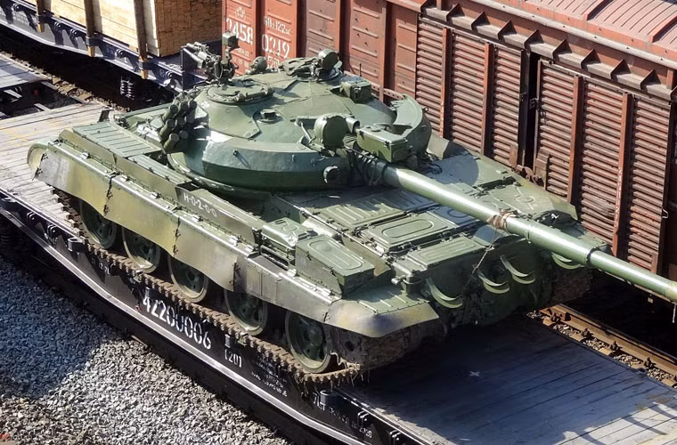 Giờ đây, thay vì phải tốn tiền phá dỡ, một phần trong kho tăng T-62M sẽ được chuyển tới Syria tham chiến. Tất nhiên khoản viện trợ này không phải là “tặng không”, phía Nga sẽ có được nguồn lợi nhất định – đó là gì thì chỉ có Moscow và Damascus rõ. Nguồn ảnh: Monitoring