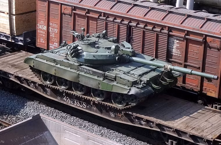 Các xe tăng T-62M được vận chuyển bằng tàu hỏa từ kho dự trữ chiến lược của Quân đội Nga để tới các cảng biển lên tàu vận tải tới Syria. Trước đó, Nga đã chuyển giao không ít T-62M cho Syria. Nguồn ảnh: Monitoring