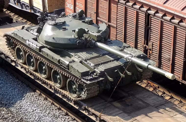 Quân đội Nga được cho là còn khoảng 2.500 chiếc xe tăng T-62M trong các kho dự trữ chiến lược. Họ đã lên kế hoạch phá dỡ chúng từ lâu nhưng thiếu kinh phí bởi số lượng quá lớn tồn từ thời Liên Xô. Tuy nhiên, cuộc chiến Syria đã thay đổi tất cả. Nguồn ảnh: Monitoring