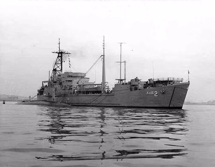 Các kỹ thuật thời đó không thể trục vợt được xác của con tàu từ độ sâu 3000 mét nên mọi cuộc điều tra chỉ được thực hiện qua ảnh chụp của các tàu ngầm. Tới tận ngày nay, nguyên nhân tai nạn của con tàu này vẫn còn là một ẩn số. Ảnh: USS Scorpion trước chuyến tuần tra cuối cùng của mình. Nguồn ảnh: Wiki.