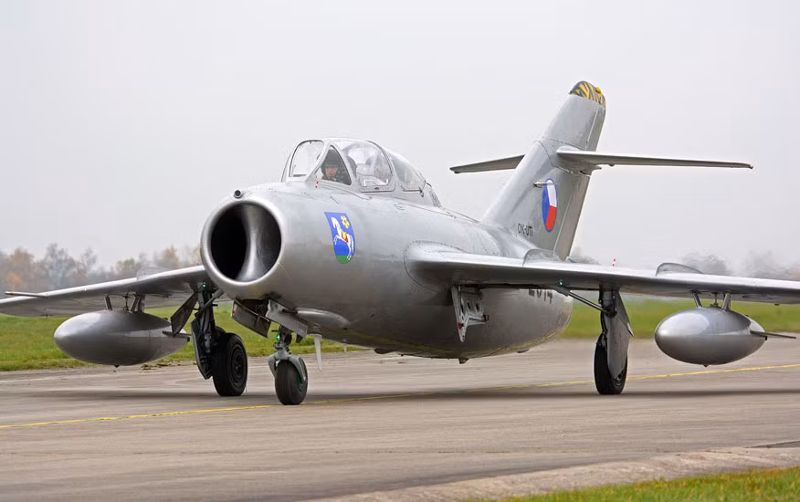 Đây cũng được coi là loại máy bay chiến đấu phản lực từng được sản xuất nhiều nhất thế giới, trong đó Liên Xô sản xuất khoảng 12.000 chiếc MiG-15 và nếu tính luôn số được cấp phép sản xuất ở nước ngoài thì con số này có thể lên đến 18.000 chiếc. Nguồn ảnh: MiGfu.