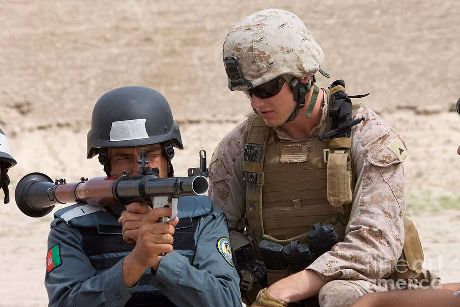 Được ra đời từ năm 1961, cũng mang trong mình những đặc điểm cơ bản nhất của thiết kế vũ khí Liên Xô, RPG-7 khá hiệu quả, bền, rẻ và dễ sử dụng. Tổng cộng tới nay đã có trên 9 triệu khẩu súng chống tăng RPG-7 từng được sản xuất. Nguồn ảnh: Fine.