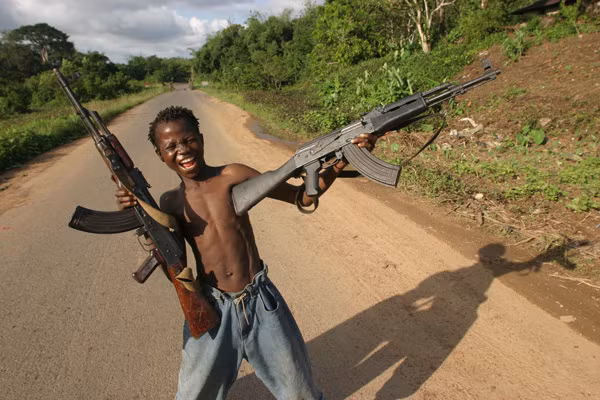 Tới hiện tại tổng cộng đã có khoảng 75 triệu khẩu AK-47 từng được sản xuất chính thức, nếu tính cả số lượng AK-47 hàng nhái, hàng tự chế, hàng sản xuất không chính thức,... thì con số này có lẽ sẽ lên đến mức 100 triệu khẩu. Nguồn ảnh: Lunatic.