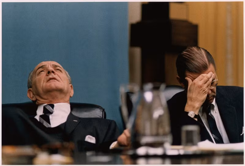 Vẻ thất thần của Tổng thống Mỹ Lyndon B. Johnson và Bộ trưởng Quốc phòng Robert McNamara vào ngày 7/2/1968, một tuần sau khi chiến dịch Mậu Thân nổ ra. Cuối cùng, phía Mỹ đã phải chấp nhận ngồi vào bàn đàm phán với Việt Nam Dân chủ Cộng hòa và đơn phương ngừng đánh phá miền Bắc từ vĩ tuyến 20 trở ra. Rõ ràng, về mặt chiến lược, Mỹ đã thua đau trong trận này khi cả nước Mỹ đứng lên phản đối cuộc chiến phi nghĩa này. Nguồn ảnh: Wiki.