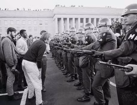 Hàng loạt các thanh niên đến tuổi quân dịch quyết định biểu tình, đốt thẻ quân dịch, nhất quyết không chịu tòng quân để tham chiến trên chiến trường Việt Nam, hàng nghìn cựu chiến binh Mỹ cũng được đưa lên các phương tiện truyền thông Mỹ để kể lại khoảng thời gian ác mộng của họ ở Việt Nam, nước Mỹ chưa bao giờ căm ghét chiến tranh đến như thế. Nguồn ảnh: Combat.