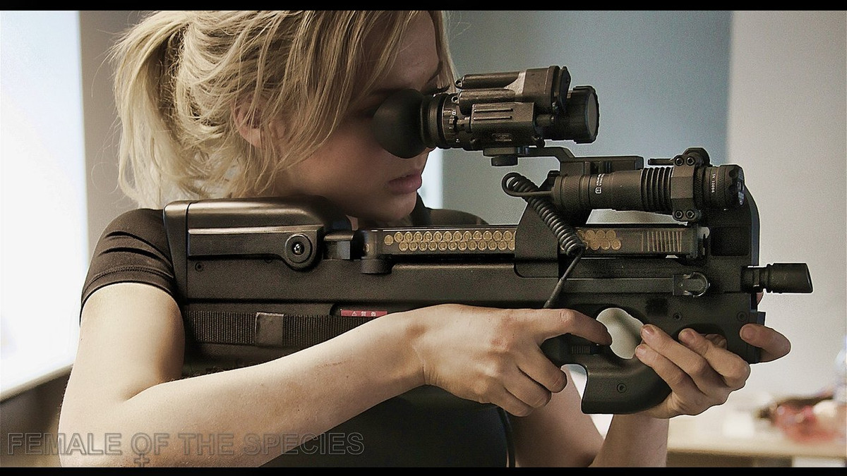 Tuy mang lượng đạn nhiều, nhưng súng vẫn mang một dáng nhỏ gọn. Súng tiểu liên FN-P90 được phát triển từ cuối những năm của thập niên 1980, chúng được đưa vào hoạt động từ năm 1991 cho tới nay. Nguồn ảnh: pinterest