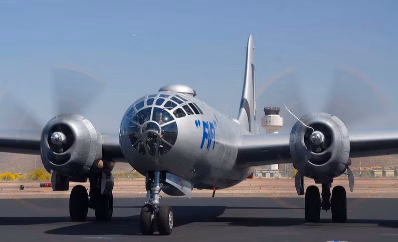 Sau chiến tranh, quân đội một số nước đồng minh với Mỹ cũng được trang bị máy bay này. Tên gọi "Superfortress" (Siêu pháo đài) được cải biến từ tên của tiền nhiệm nổi tiếng B-17 Flying Fortress (Pháo đài bay) trước đó. Nguồn ảnh: Wikipedia