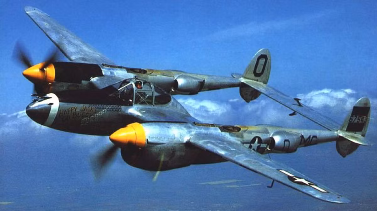 Đến cuối năm 1943, các máy bay P-38 Lightning do Mỹ trang bị cho Không quân Anh đã có tầm bay phủ kín gần hết nước Đức giúp nâng cao đáng kể khả năng không chiến của Anh và lúc này họ đã thực sự trở thành "ông chủ" của bầu trời châu Âu. Nguồn ảnh: Youtube.