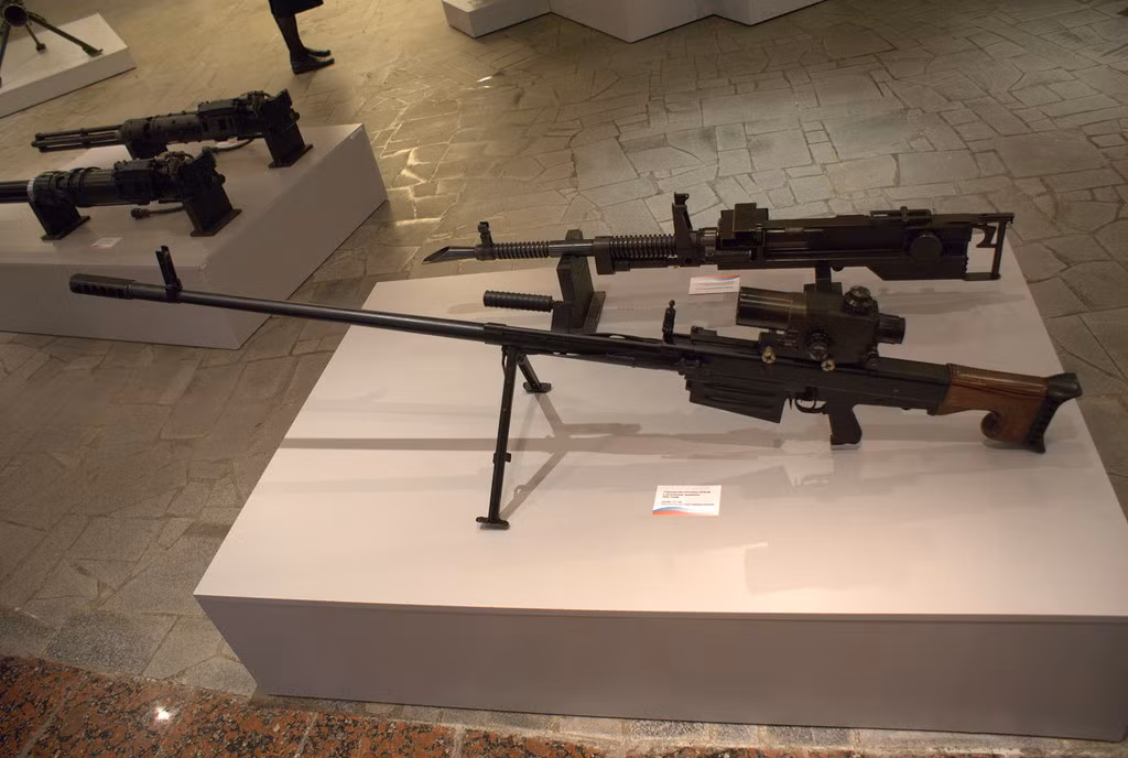 Rất bất ngờ khi hóa ra, Việt Nam không chỉ chế tạo thành công mẫu súng bắn tỉa hạng nặng KVSK của Nga mà còn cả khẩu OSV-96. Đây được em là một trong những khẩu súng bắn tỉa hạng nặng hiện đại hàng đầu thế giới hiện nay. Nguồn ảnh: dr_axon