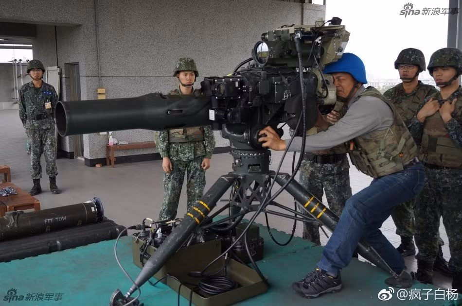Một quan chức Đài Loan thử cảm giác vận hành tên lửa chống tăng TOW. Nhìn bức ảnh ta có thể thấy rằng, hệ thống tên lửa này khá cồng kềnh. Ảnh: Sina