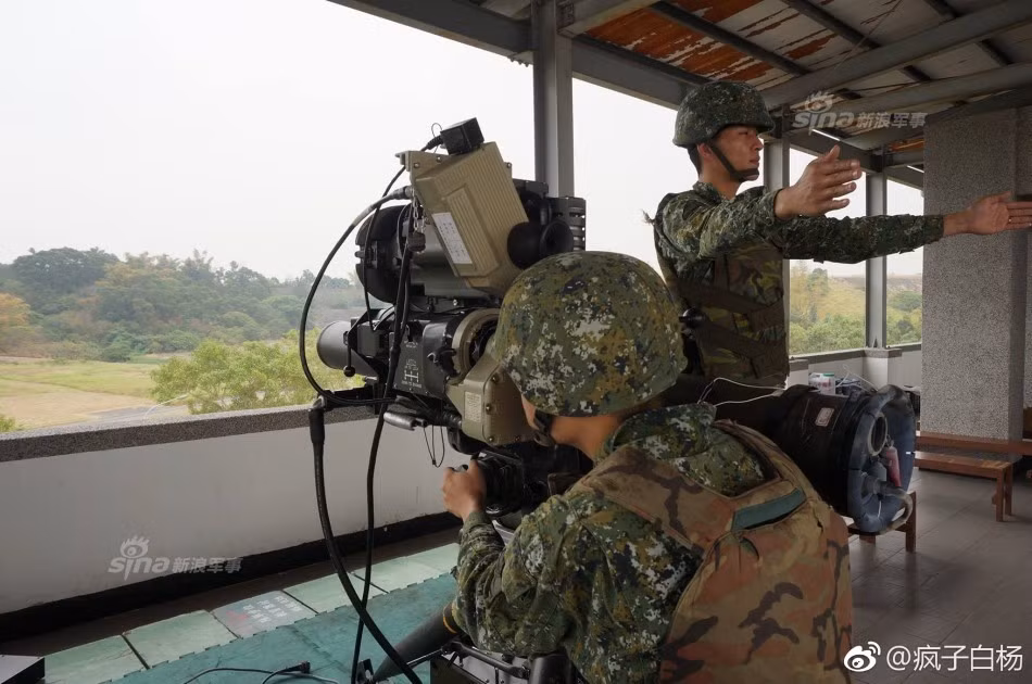 TOW được trang bị hệ thống quan sát và chỉ thị mục tiêu quang học khá đồ sộ. Hệ thống này đem lại khả năng phát hiện và bao quát mục tiêu tốt. Tuy nhiên, nhược điểm là nó khá cồng kềnh, dễ bị lộ mục tiêu. Ảnh: Sina