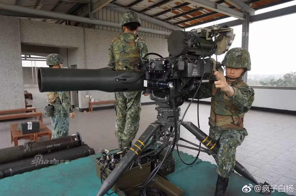 BMG-71 TOW là loại tên lửa chống tăng do Mỹ sản xuất vào đầu năm 1970. TOW có chiều dài tổng thể 1,51 m, tên lửa dài 1,16 m, trọng lượng tên lửa 18,9 kg, trọng lượng phóng khoảng 22,6 kg. Ảnh: Sina