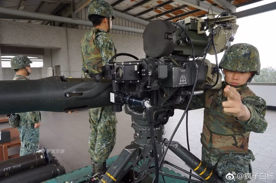 Ê kíp vận hành TOW cần đến 3 người. BMG-71 thuộc loại tên lửa chống tăng dẫn đường bán tự động, người bắn phải duy trì đường ngắm cho đến khi tên lửa trúng đích. Tên lửa được dẫn hướng bằng dây dẫn nên gần như "miễn nhiễm" với các biện pháp gây nhiễu. Ảnh: Sina