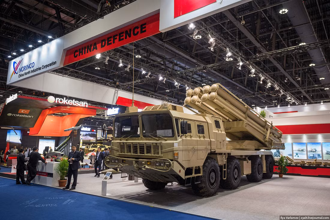 Trung Quốc năm nay cũng giới thiệu hàng loạt công nghệ vũ khí "khủng" mà điển hình là các tổ hợp pháo phản lực phóng loạt hạng nặng cỡ 300mm. Nguồn ảnh: varlamov.ru