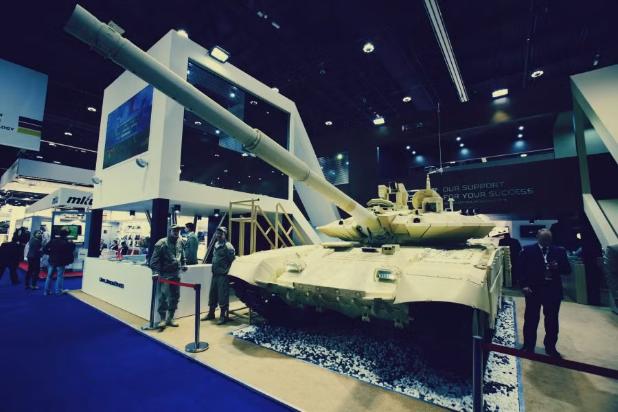 Đây là một trong những triển lãm lớn nhất về quân sự trên thế giới và quy mô lớn nhất ở Trung Đông và Bắc Phi. Tại triển lãm rất nhiều hợp đồng cung cấp và hiện đại hóa vũ khí sẽ được ký kết. Trong ảnh, xe tăng T-90MS được Nga đem tới triển lãm quân sự IDEX. Nguồn ảnh: varlamov.ru
