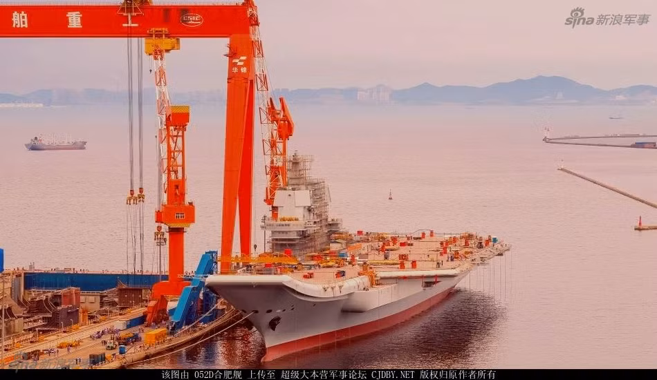  Tàu sân bay nội địa đầu tiên của Trung Quốc Type-001A đang tiếp tục được hoàn thiện sau khi hạ thủy vào tháng 4. Ảnh: Sina.