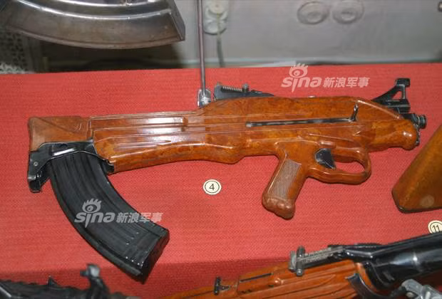 Thậm chí, với mẫu súng TKB-002B, phần băng đạn còn được đưa ra cuối cùng của báng tỳ vai, cho phép kéo dài tối đa độ dài tổng thể của nòng súng mà vẫn giữ được kích cỡ súng nhỏ gọn như một khẩu súng tiểu liên. Mặc dù vậy, nguyên mẫu này không được đưa vào sử dụng do có quá nhiều chi tiết làm bằng gỗ, đòi hỏi quá trình chế tạo tốn nhiều thời gian và chi phí. Nguồn ảnh: Sina.