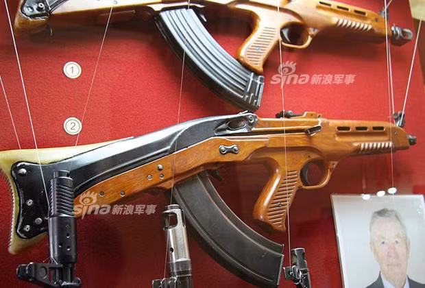 Một mẫu súng trường tiến công khác đó là TKB-011 được thiết kế gần giống với TKB-002 cùng với hệ thống báng súng dài hơn, băng đạn được lắp vào khu vực giữa báng. Tuy nhiên nhược điểm cần quá nhiều chi tiết bằng gỗ của khẩu TKB-002 vẫn chưa khắc phục được trên khẩu súng này. Nguồn ảnh: Sina.