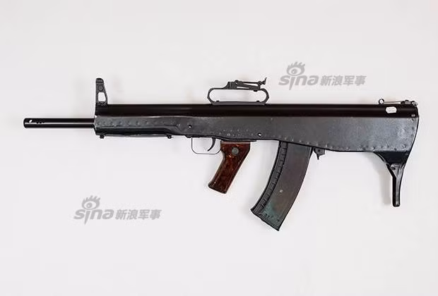 Khẩu TKB-0146 của Liên Xô. Mặc dù rất cố gắng trong việc hoàn thiện các khẩu súng sử dụng kiểu thiết kế với băng đạn nắp phía sau tay cầm, tuy nhiên các thiết kế của Liên Xô vẫn không thể khắc phục được vấn đề kẹt đạt, kẹt lò xo, kẹt khóa nòng. Nguồn ảnh: Sina.