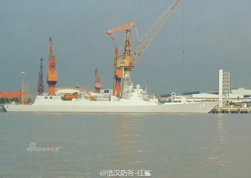 Điểm cải tiến quan trọng trên Type 052D nằm ở radar. Các mảng ăng ten bố trí xung quanh tháp chỉ huy được làm phẳng chứ không còn lồi như trên Type 052C. Ảnh: Sina