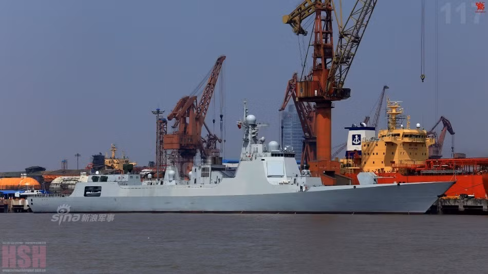 Cải tiến quan trọng thứ 2 là hệ thống phóng thẳng đứng. Type 052D sử dụng hệ thống phóng mới tương tự Mk41 của Mỹ, thay cho hệ thống phóng kiểu ổ quay trên Type-052C. Ảnh: Sina