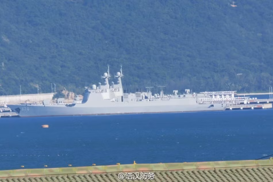 Hệ thống phóng thẳng đứng mới có thể bắn nhiều loại tên lửa khác nhau cho phép mang vũ khí linh hoạt hơn so với phiên bản cũ. Theo một số nguồn tin, Type 052D có thể mang theo tên lửa phòng không HHQ-9B tầm bắn 200 km, tên lửa hành trình tấn công mặt đất CJ-10, tên lửa chống hạm YJ-18 hoặc YJ-83. Ảnh: Sina