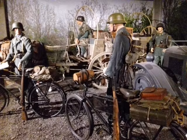 Quân lính Đức với những phương tiện di chuyển như xe đạp và xe ngựa. Đây đều là những hiện vật thật, đã từng góp mặt trong cuộc chiến tranh thế giới, chính cách trưng bày, bài trí đã khiến chúng sống động lên nhiều lần. Nguồn ảnh: Warhistory.