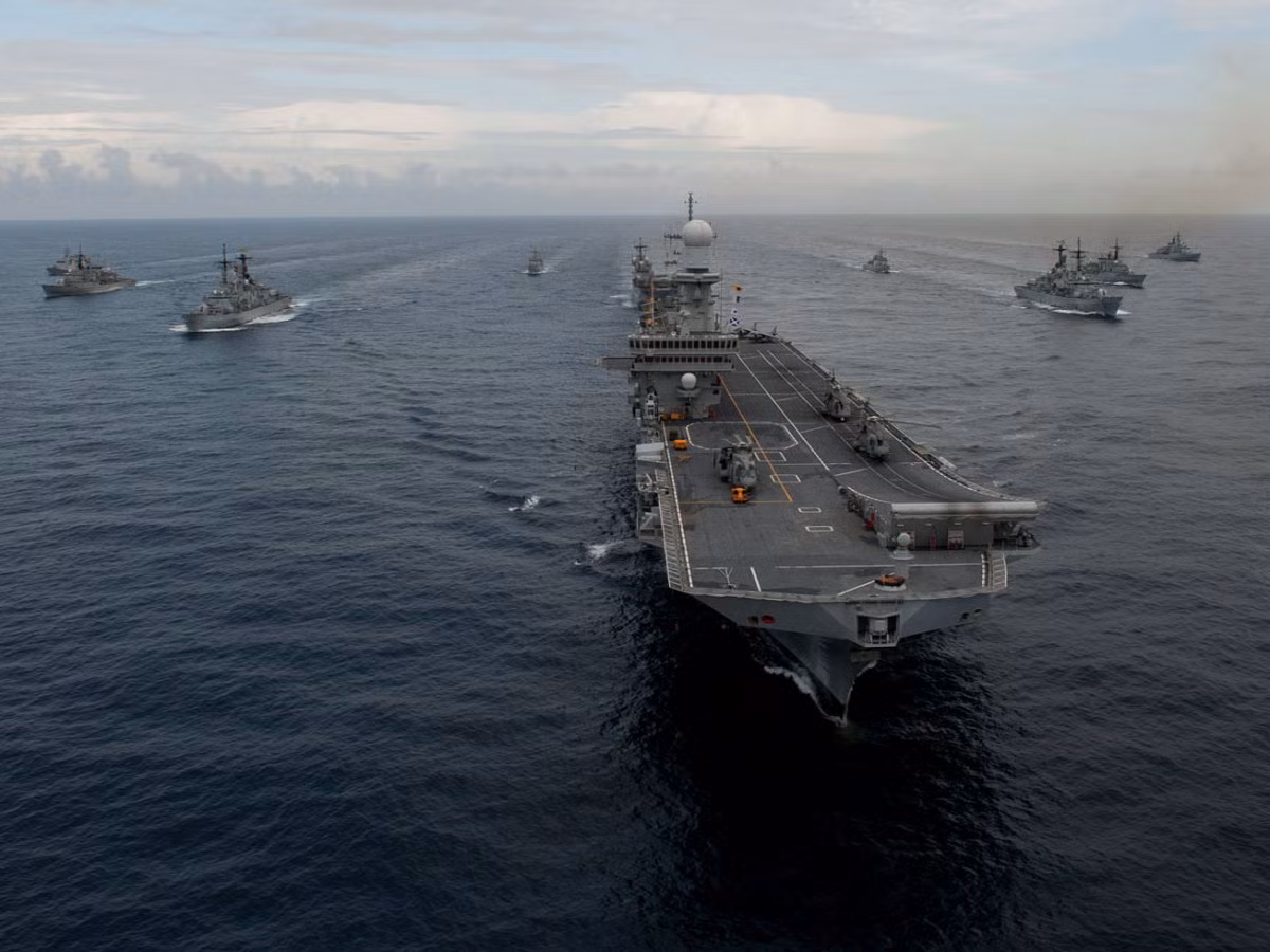 Điểm thiết kế khá đặc biệt của chiếc tàu sân bay này chính là phần sàn được "cơi nới" thêm để tạo thành hệ thống cầu nhảy dành cho các máy bay cất cánh trên đường băng ngắn. Nguồn ảnh: Jeff.