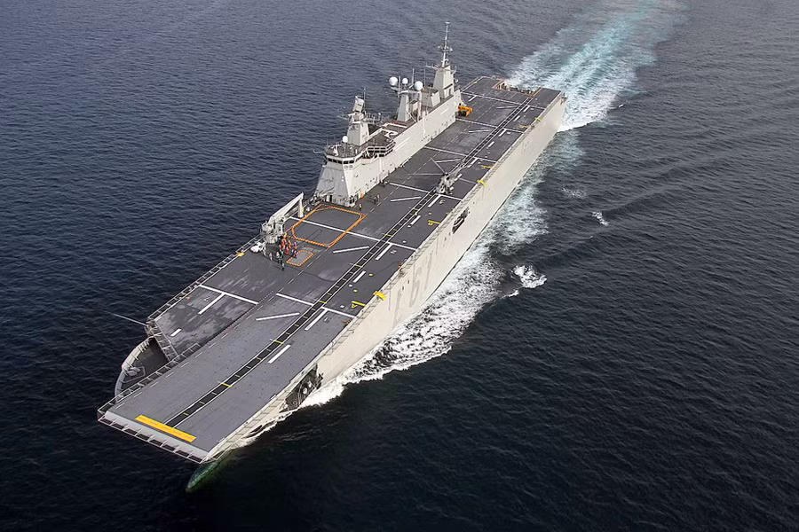 Chiếc tàu sân bay này có độ giãn nước 27.000 tấn, dài 230,82 mét, có khả năng chở theo tối đa tới 1200 thủy quân lục chiến với đầy đủ trang thiết bị và có thể mang theo tối đa 46 xe tăng Leopard 2E. Nguồn ảnh: Airforce.