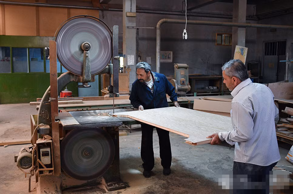 Một xưởng mộc ở Syria đang hoạt động.