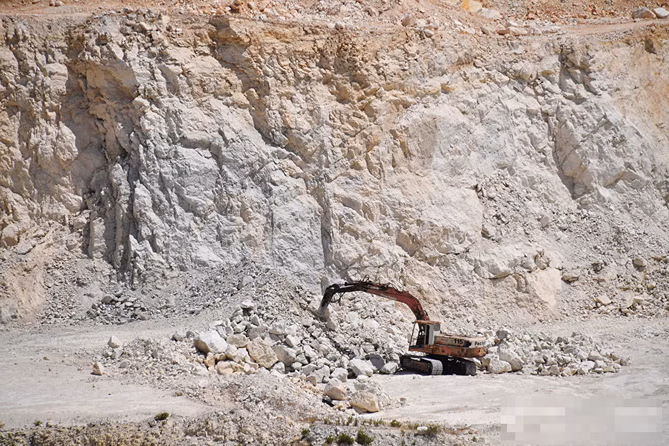 Khai thác bazan tại một mỏ ở thành phố Tartous.