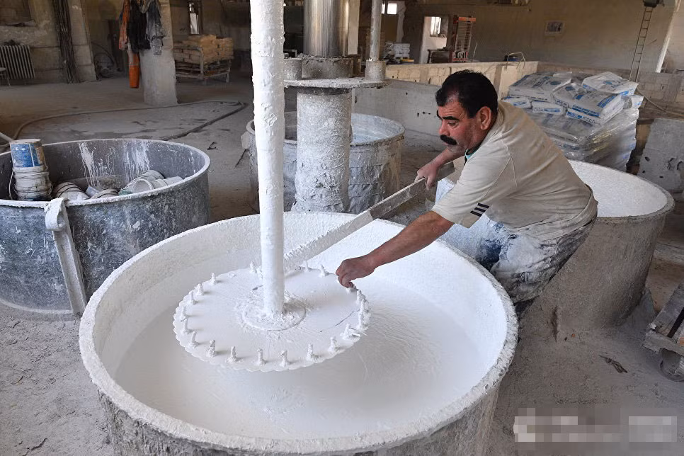 Công nhân tại nhà máy sản xuất sơn.