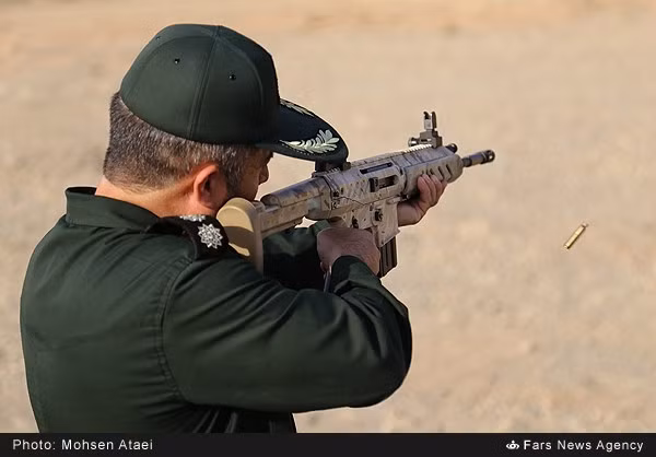 Fateh có trọng lượng khoảng 3,4kg, chiều dài khi mở báng khoảng 940mm, chiều dài nòng khoảng 406mm. Nguồn ảnh: Thefirearmblog