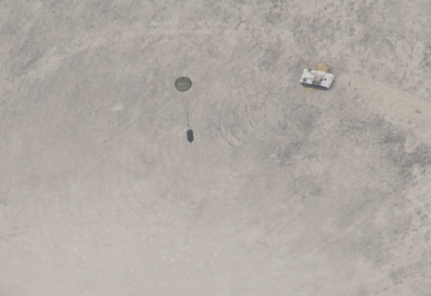 Bom chùm gây cháy hay còn có tên là CBU-55 được coi là loại bom CBU được sử dụng nhiều nhất trên chiến trường Việt Nam. Loại bom này chứa nhiên liệu propane nặng khoảng 340 kg và được chia thành 3 ngăn chứa. Ngăn đầu tiên chứa nhiên liệu cháy propane, ngăn thứ hai chứa một dạng hỗn hợp khí kích thích khả năng cháy cực mạnh và một ngăn chứa ngòi nổ. Nguồn ảnh: OVV.