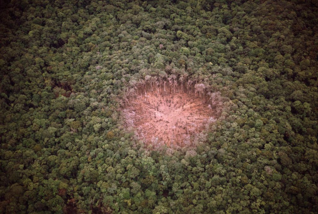Các loại bom chùm dạng này thường được Mỹ sử dụng để tấn công đường mòn Trường Sơn, có thể gây thiệt hại trong bán kính rộng vài kilomét tuy nhiêu phụ thuộc nhiều vào yếu tố khách quan như gió, thời tiết,... nên có độ chính xác không cao. Nguồn ảnh: Tah.