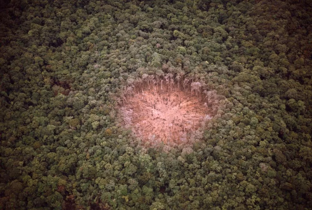 Các loại bom chùm dạng này thường được Mỹ sử dụng để tấn công đường mòn Trường Sơn, có thể gây thiệt hại trong bán kính rộng vài kilomét tuy nhiêu phụ thuộc nhiều vào yếu tố khách quan như gió, thời tiết,... nên có độ chính xác không cao. Nguồn ảnh: Tah.