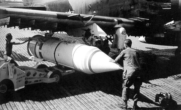 Tới năm 2008, tất cả các loại bom CBU của Mỹ đều bị cho nghỉ hưu và thay thế chúng là MOAB-Mẹ của các loại bom. Tuy nhiên, sự ám ảnh của những loại bom CBU trong chiến tranh Việt Nam vẫn còn hiện hữu nhất là với những quả CBU bom chùm với hàng trăm quả bom nhỏ chưa phát nổ hết. Nguồn ảnh: Rusin.