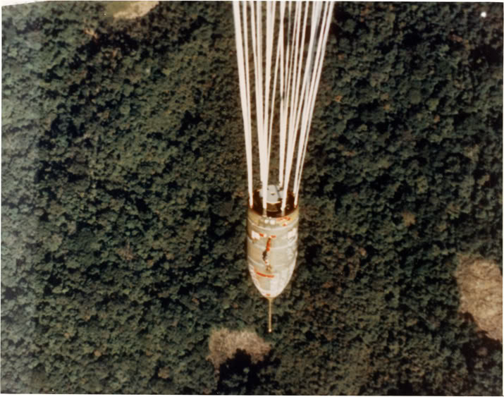 Ngoài CBU-55, còn có nhiều loại bom CBU khác được Mỹ và chư hầu sử dụng thường xuyên trên chiến trường Việt Nam bao gồm các loại như CBU-24 có chứa tới 600 quả bom nhỏ bên trong (mỗi quả to bằng quả bóng bàn), quả bom mẹ CBU-24 sẽ phát nổ ở độ cao khoảng vài trăm mét, giải phóng ra 600 quả bom con, sau đó quả bom con tiếp tục phát nổ khi rơi xuống độ cao vài chục mét, phóng ra 300 mảnh thép nhỏ chứa bên trong. Nguồn ảnh: Armchair.