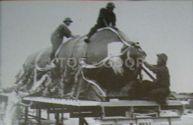 Trong chiến tranh Việt Nam, quả bom CBU-55 đầu tiên được Mỹ và VNCH sử dụng tại chiến trường Quảng Trị vào năm 1972 và theo như Từ điển Bách khoa Quân sự Việt Nam thì CBU-55 cũng chính là quả bom được VNCH thả xuống Xuân Lộc trong tháng 4 năm 1975. Ảnh: Quân giải phóng thu giữ chiến lợi phẩm một quả CBU-55 không có kíp nổ sau khi chiến tranh kêt thúc. Nguồn ảnh: KTQS.