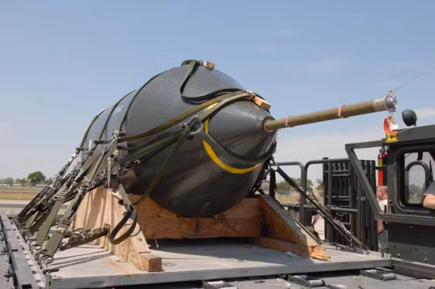  Bom CBU mà Mỹ sử dụng trong chiến tranh Việt Nam là một loại vũ khí có sức công phá cực kỳ khủng khiếp. CBU là viết tắt của từ Cluster Bomb Unit, được phát triển từ một loại vũ khí được sử dụng trong cuộc nội chiến Tây Ban Nha. Trong cuộc nội chiến này, một loại bom có tên "Rổ bánh mỳ" được sử dụng bằng cách cho các quả bom nhỏ vào trong chiếc... rổ đựng bánh mỳ và thả từ trên cao, khi thả, chiếc rổ sẽ lộn lòng vòng trên không và rải thảm những quả bom nhỏ ra một khu vực rộng, tạo lên nhiều vụ nổ nối tiếp nhau. Nguồn ảnh: OVV.