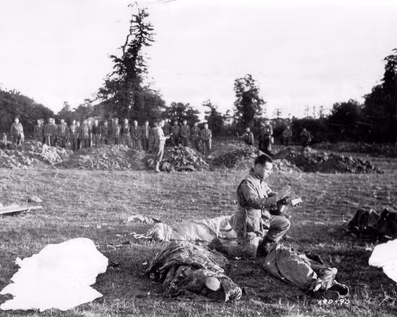 Ngày nay, chức danh Cha tuyên úy vẫn còn tồn tại trong nhiều quân đội lớn trên thế giới. Đặc biệt là Mỹ và Nga, hai nước này rất chú trọng đến vấn đề tinh thần cho binh lính ngoài mặt trận, vả lại, đây cũng là hai nước có rất nhiều tôn giáo khác nhau. Nguồn ảnh: Pinterest.