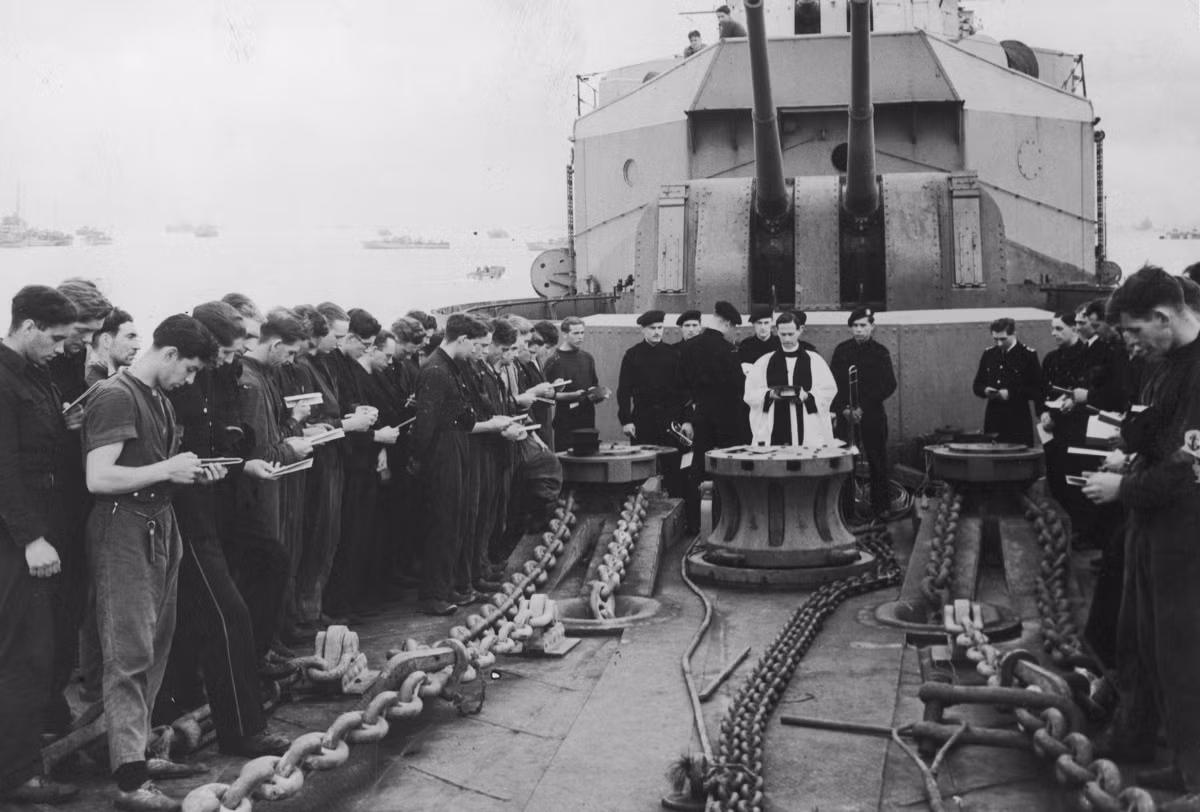 Tuy nhiên, phải đến mãi chiến tranh thế giới thứ nhất chức danh Cha tuyên úy mới được đưa vào trong biên chế quân đội và Cha sẽ được hưởng các quyền lợi như mọi sĩ quan thông thường khác. Nguồn ảnh: Huffing.