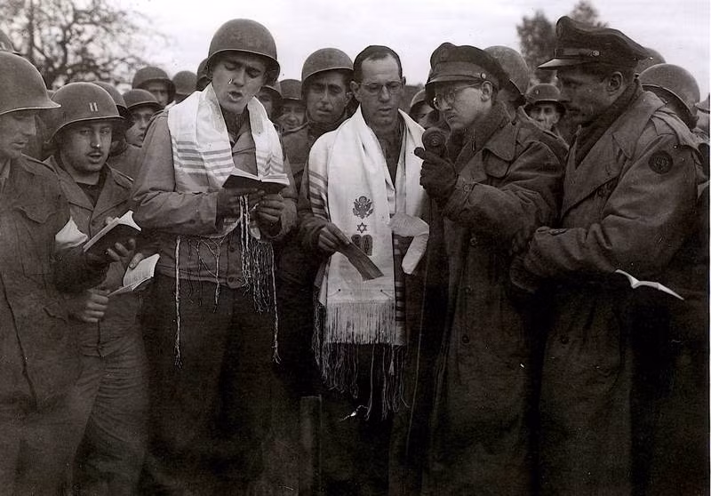 Theo các công ước quốc tế về chiến tranh, những người mang chức vụ Cha tuyên úy không được phép bị coi là tù binh, trong trường hợp bắt được các Cha tuyên úy của đối phương thì không được phép tra tấn, giết hại mà phải trao trả hoặc để Cha tuyến úy tiếp tục làm nhiệm vụ của mình trong điều kiện có thể. Nguồn ảnh: Herald.