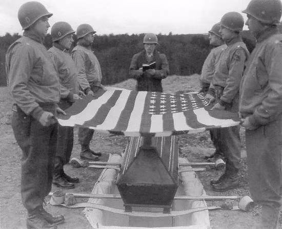 Trên chiến trường, các Cha tuyên úy sẽ có dấu hiệu nhận biết riêng, thường là đội mũ có in dấu Thánh giá. Tuy nhiên điểm dễ nhận biết nhất đó là Cha tuyên úy thường không cầm theo vũ khí mà chỉ cầm theo Kinh Thánh. Nguồn ảnh: WW2.