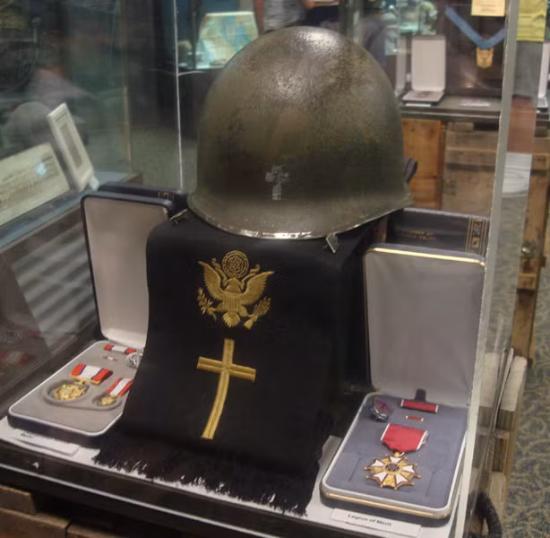 Trang bị của một Cha tuyên úy trong chiến tranh thế giới thứ hai bao gồm mũ sắt có in hình cây Thánh Giá và một tấm khăn cũng có thêu hình Thánh Giá. Tùy thuộc vào lực lượng mà họ phục vụ, trang bị của các Cha tuyên úy có thể khác nhau. Nguồn ảnh: Thdark.