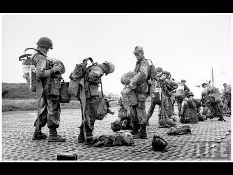 Binh lính Pháp chuẩn bị cất cánh từ sân bay Gia Lâm để nhảy dù xuống chiến trường Điện Biên Phủ. Nguồn ảnh: Life.